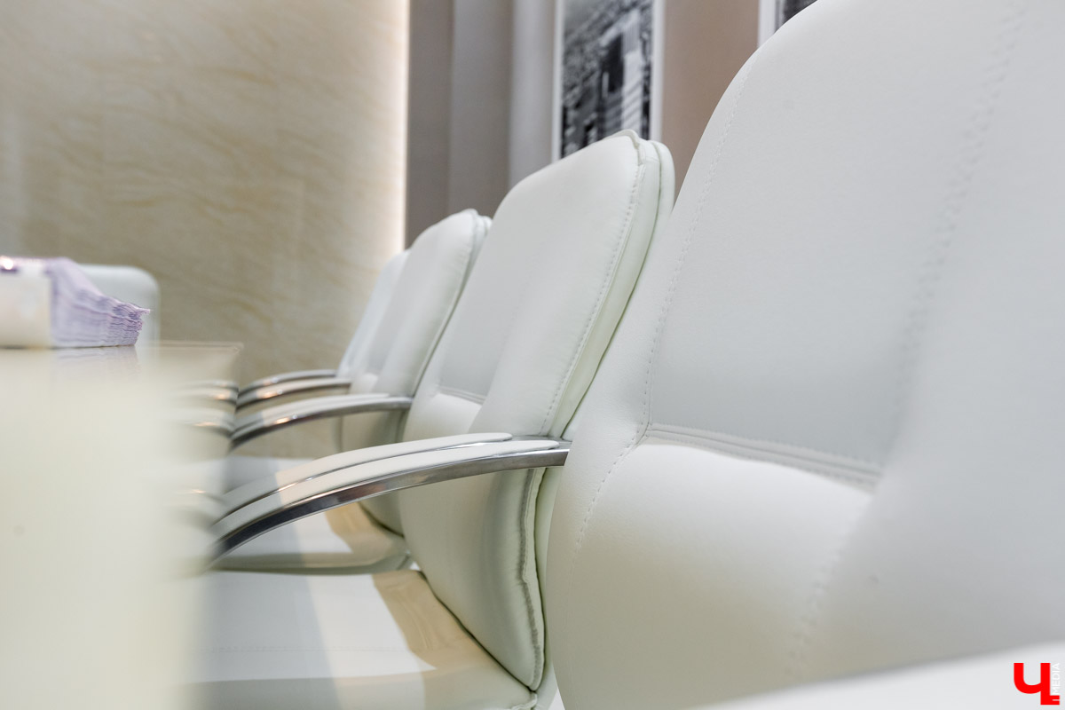 Архитектор-дизайнер Наталья Корешкова провела экскурсию по одному из самых роскошных офисов Владимира, в котором есть даже “золотой” туалет и джакузи