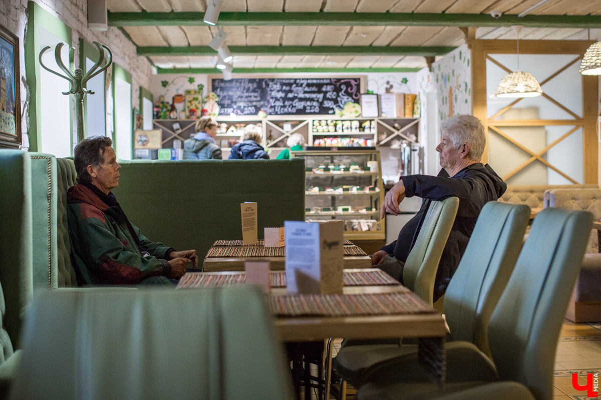 Журналист “Ключ-Медиа” отправилась на экскурсию в суздальский ресторан “Огурец” и узнала, как создавался дизайн интерьера этого заведения, какие самые необычные блюда входят в меню и где закупаются ингредиенты для них