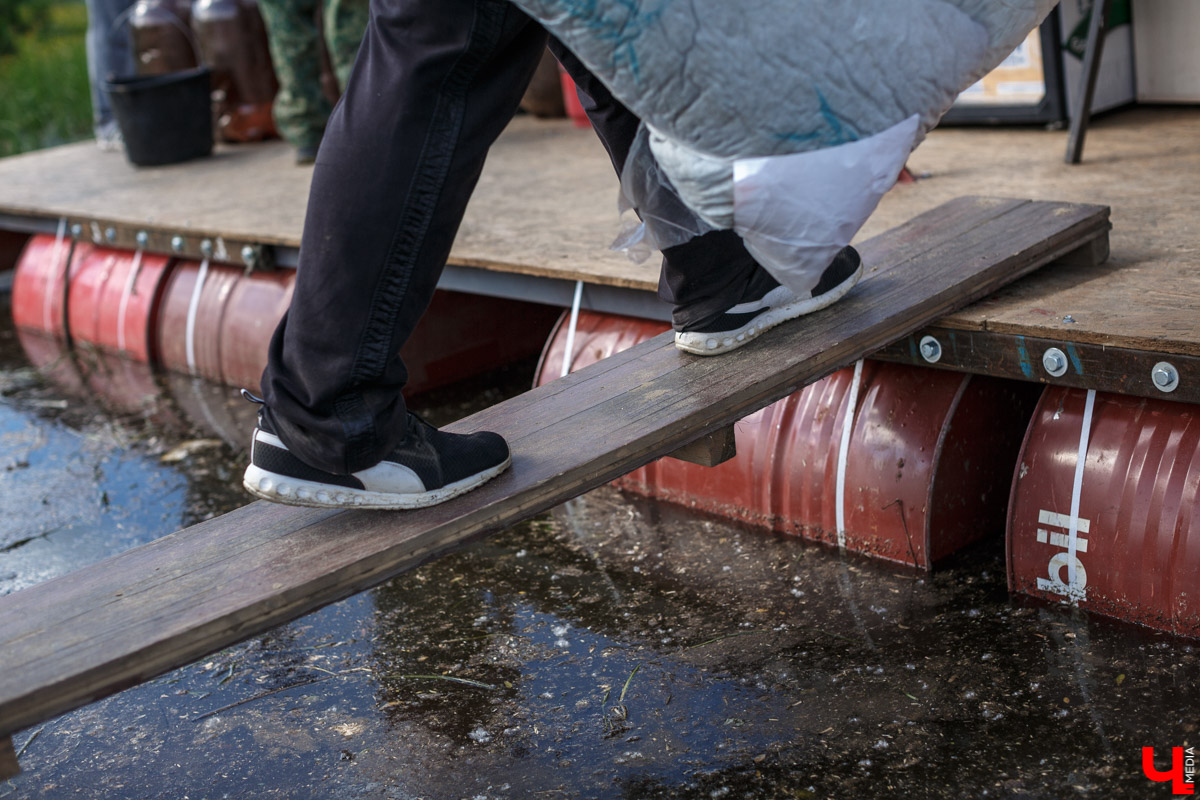 Двухэтажный плот во Владимире