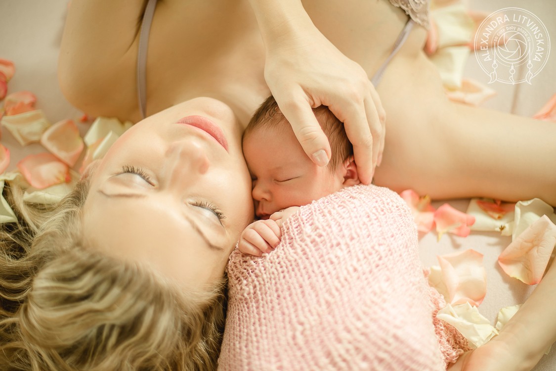 новорожденный с мамой