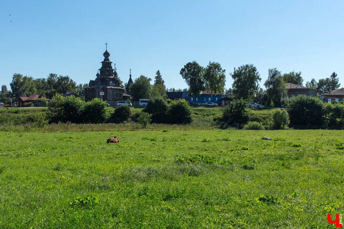 Гид Денис Лапин провел необычную экскурсию по Суздалю. Он показал журналисту Ключ-Медиа загадочные провалы, тайные подземелья и древние вещи, найденные местными жителями