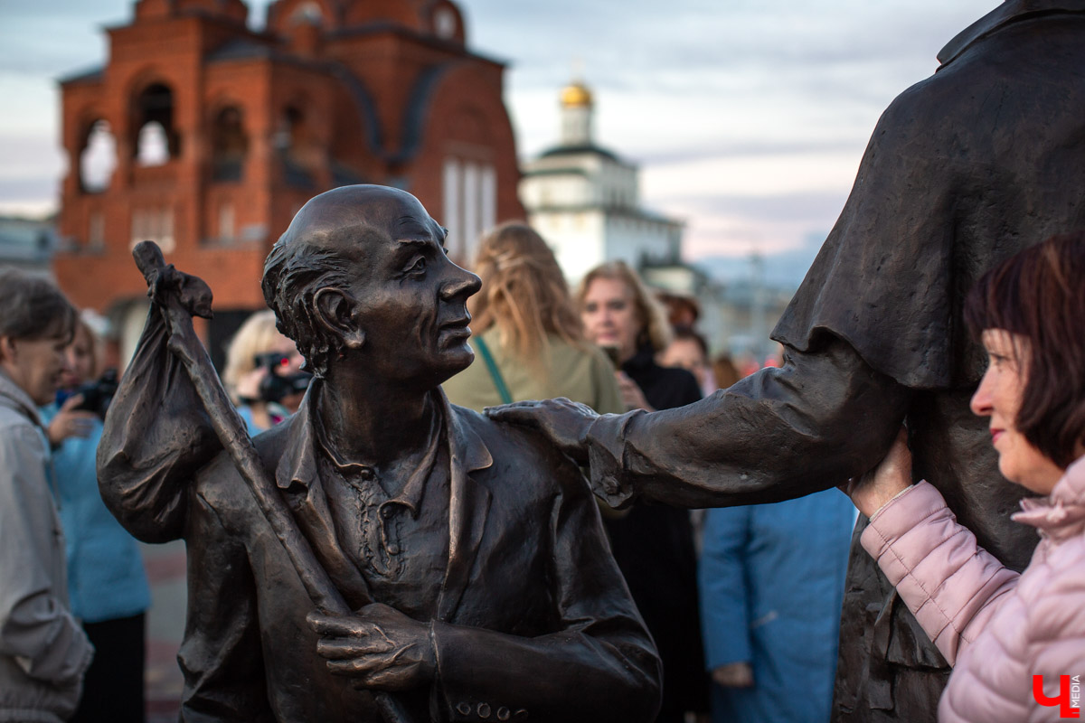 18 сентября во Владимире, около драмтеатра, открыли новый памятник. Он посвящен провинциальным актерам Счастливцеву и Несчастливцеву