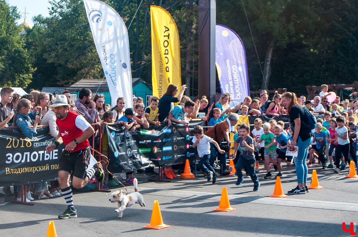 8 сентября во Владимире прошел 2-й полумарафон “Золотые ворота”. В нем приняли участие больше 5500 спортсменов из России, Германии, Мексики, Польши и Южной Африки. Победителей награждала фигуристка Ирина Слуцкая