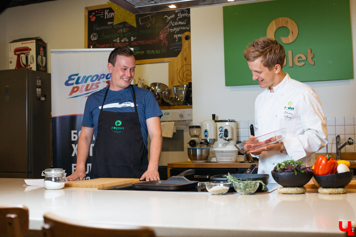 Готовим стейк стриплойн в студии Roulet вместе с шефом Дмитрием Орловским и диджеем Европы плюс Дмитрием Глазковым