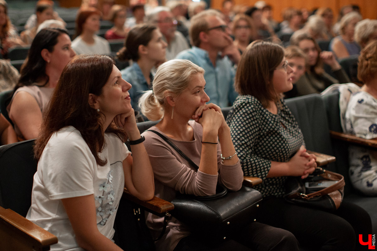 Актер Евгений Князев принял участие в фестивале “У Золотых ворот”. Он дал моноспектакль “Пиковая дама”. А после выступления пообщался с публикой
