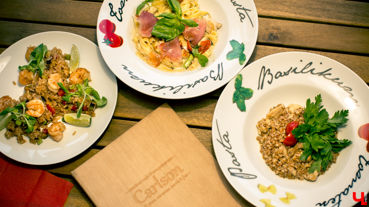 Блогеры посетили кафе Carlson Veranda и дали свою оценку кухне, персоналу и обстановке, а также насладились шикарным видом на закатное небо Владимира