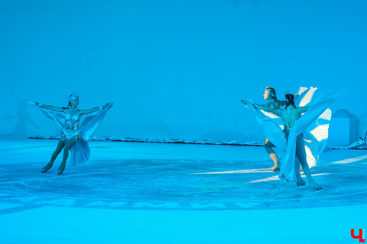 25 августа в городе открылся новый ледовый комплекс “Владимир”. На его открытие приехали известный советский хоккеист Александр Якушев и не менее известный художник Никас Сафронов