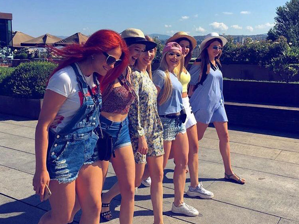 Влада Пайзулаева из Владимира оригинально отметила свой юбилей. Она с шестью подругами отправилась в Грузию, а оттуда в Турцию. Как отрывались девушки - именинница рассказала в интервью