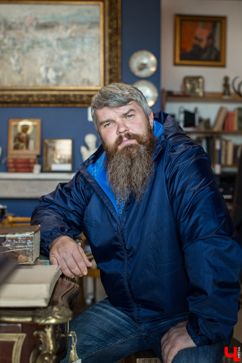 Гид Денис Лапин изучил летописи и старинные изображения и пришел к выводу: под Успенским собором во Владимире хранятся сокровища