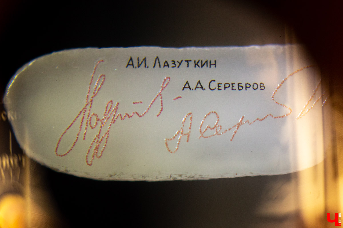 До 18 августа во Владимире можно увидеть подкованную блоху и другие микроминиатюры русского мастера Владимира Анискина. Корреспондент “Ключ-Медиа” побывал на выставке и сделал фоторепортаж