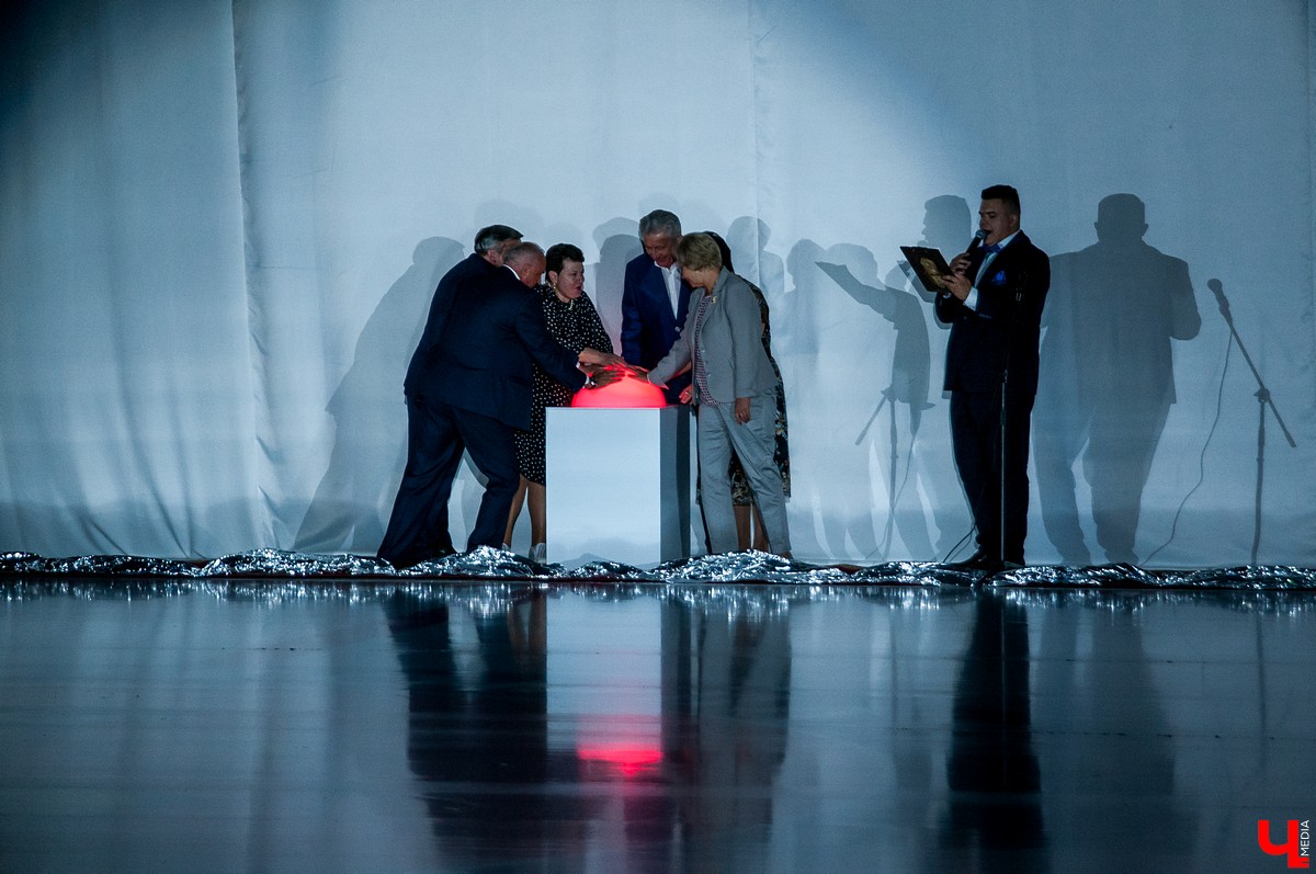 25 августа в городе открылся новый ледовый комплекс “Владимир”. На его открытие приехали известный советский хоккеист Александр Якушев и не менее известный художник Никас Сафронов