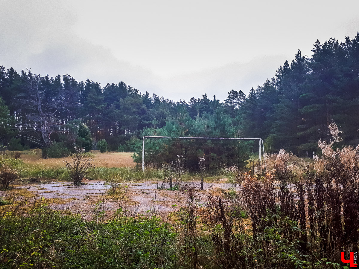 В лесу в Суздальском районе мы случайно набрели на пионерский лагерь “Юность”, который несколько лет простоял заброшенным. Мародеры до него не добрались, а потому постройки остались целыми