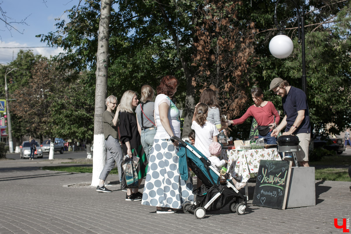 9 августа во Владимире прошла очередная акция в поддержку приближающегося Ресторанного дня. У памятника Диктору Левитану был открыт ресторан Лепёха-Лепёха