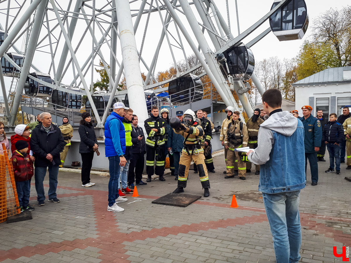 Впервые во Владимирской области провели соревнования по кроссфиту для пожарных. Вместо удобной одежды спортсмены выходили на дистанцию в своей рабочей форме