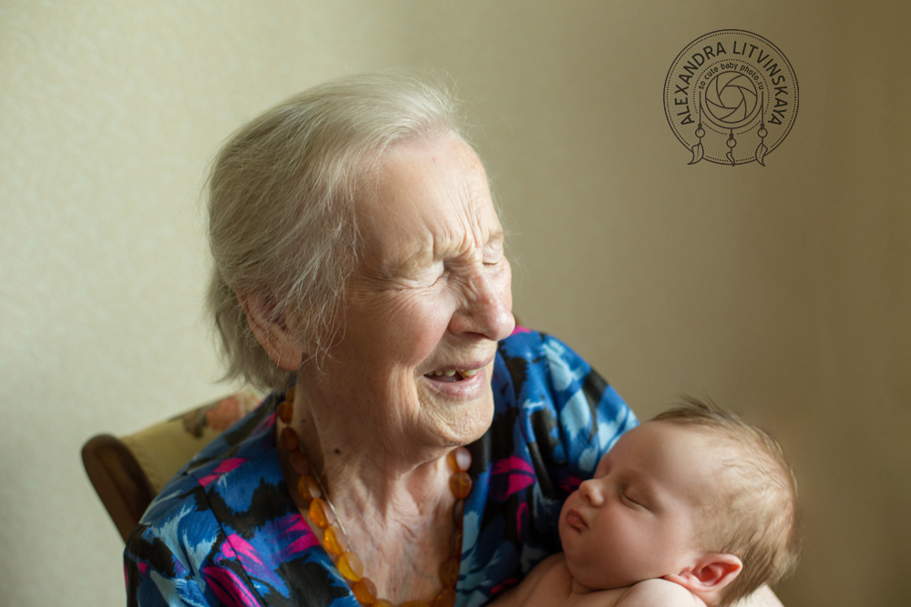 новорожденный с прабабушкой