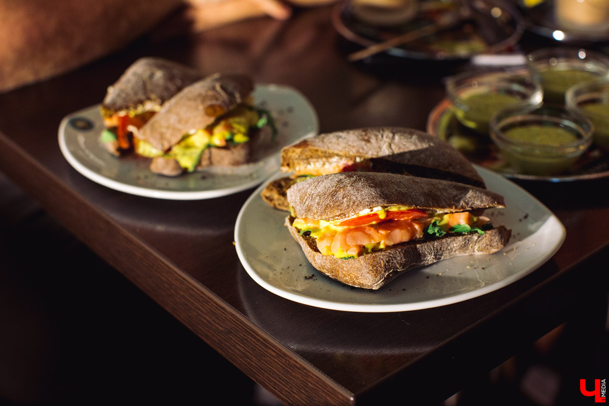 Блогеры из проекта “Инста-ужин” посетили кофейню COFFEESHOP COMPANY во Владимире и попробовали фирменные блюда