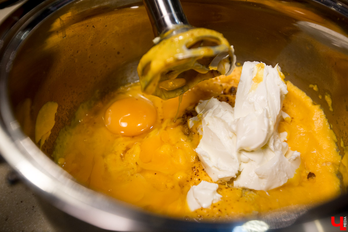 Шеф Дмитрий Орловский показал певцу Дмитрию Захария, как приготовить из тыквы крем-суп и чизкейк с меренгой