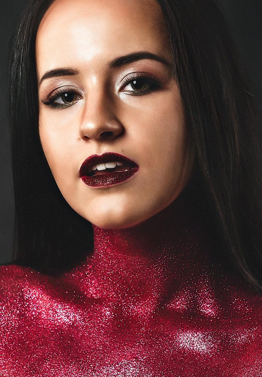 Фотоконкурс “Девушка года” продолжается. Сегодня мы с вами познакомимся с еще одной претенденткой на звание “Девушка июля”. Зовут ее Вера Поповиченко