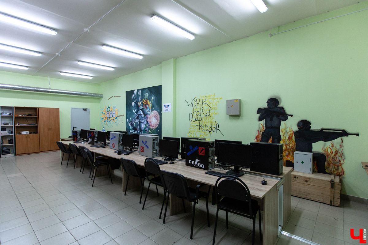 Во Владимире открылась первая в регионе школа киберспорта. Чем в ней занимаются? И только ли играм учатся спортсмены? Интервью с президентом регионального отделения Федерации компьютерного спорта РФ Денисом Подоляко