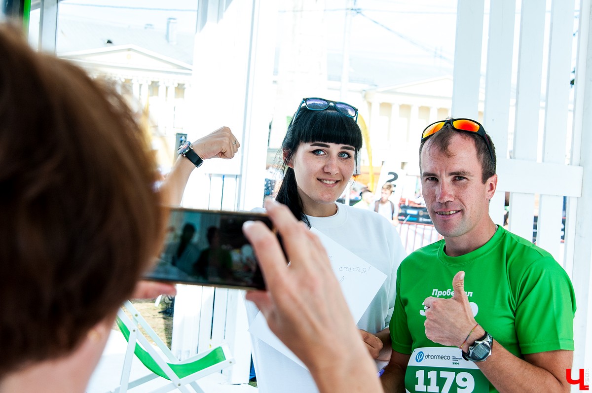 8 сентября во Владимире прошел 2-й полумарафон “Золотые ворота”. В нем приняли участие больше 5500 спортсменов из России, Германии, Мексики, Польши и Южной Африки. Победителей награждала фигуристка Ирина Слуцкая