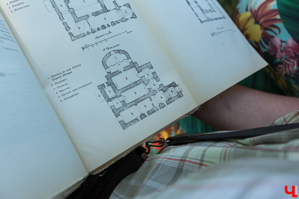 Гид Денис Лапин провел необычную экскурсию по Суздалю. Он показал журналисту Ключ-Медиа загадочные провалы, тайные подземелья и древние вещи, найденные местными жителями