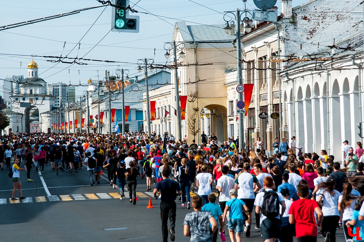8 сентября во Владимире прошел 2-й полумарафон “Золотые ворота”. В нем приняли участие больше 5500 спортсменов из России, Германии, Мексики, Польши и Южной Африки. Победителей награждала фигуристка Ирина Слуцкая
