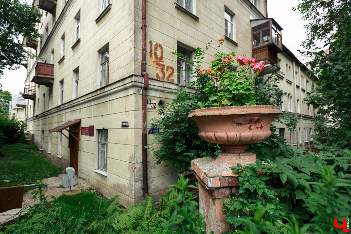 Корреспондент “Ключ-Медиа” прогулялась по улице Северной с двумя жительницами Владимира. Жена и мама малыша, а также не обремененная семейными обязательствами молодая девушка - обе высказали свою точку зрения о жизни в этом районе