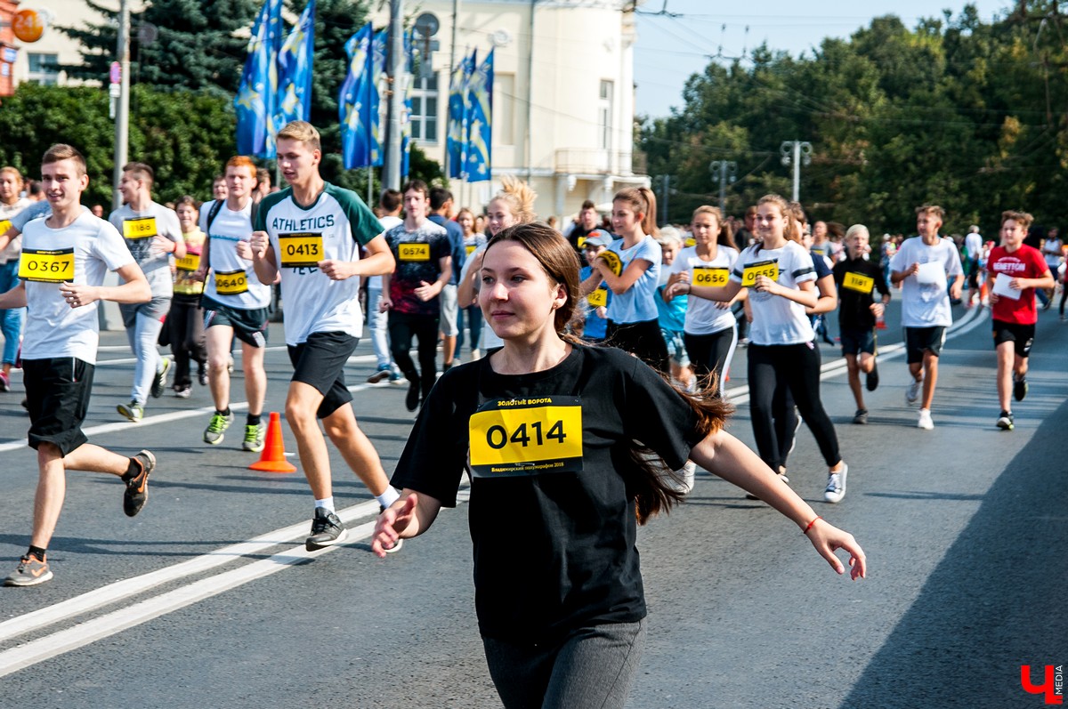 8 сентября во Владимире прошел 2-й полумарафон “Золотые ворота”. В нем приняли участие больше 5500 спортсменов из России, Германии, Мексики, Польши и Южной Африки. Победителей награждала фигуристка Ирина Слуцкая