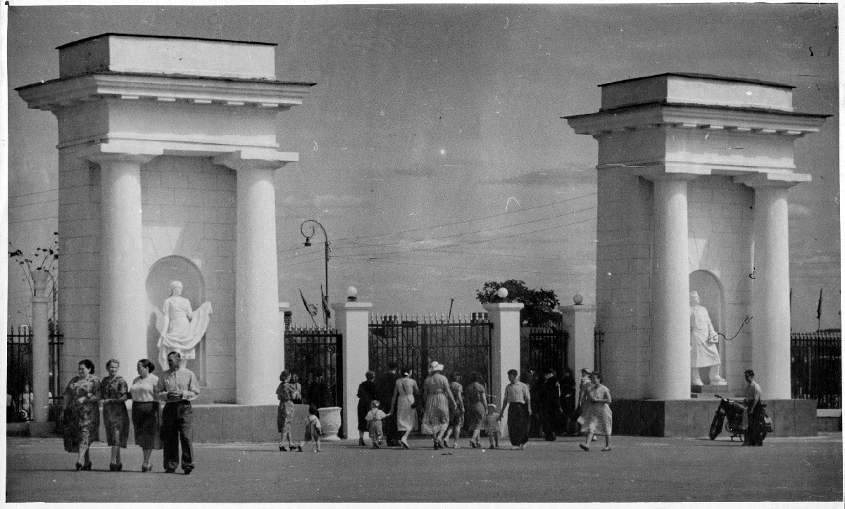 Сначала было Козье поле, затем владимирская ВДНХ, потом парк 850-летия города и Центральный. История одного из любимых мест отдыха во Владимире