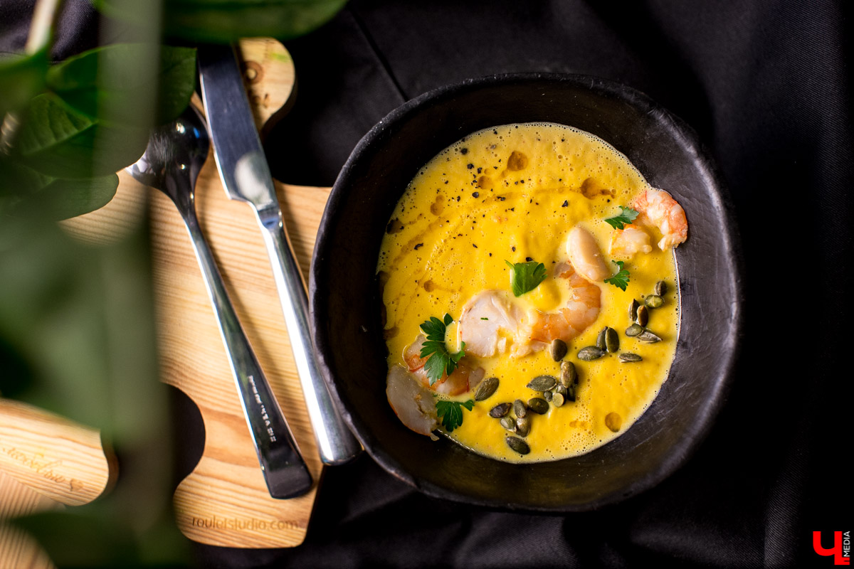 Шеф Дмитрий Орловский показал певцу Дмитрию Захария, как приготовить из тыквы крем-суп и чизкейк с меренгой