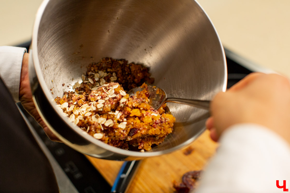 Наталья Лапшина и Анна Шигаева из группы VK “Современные мамы” готовят гранолу с шефом кулинарной студии Roulet Дмитрием Орловским