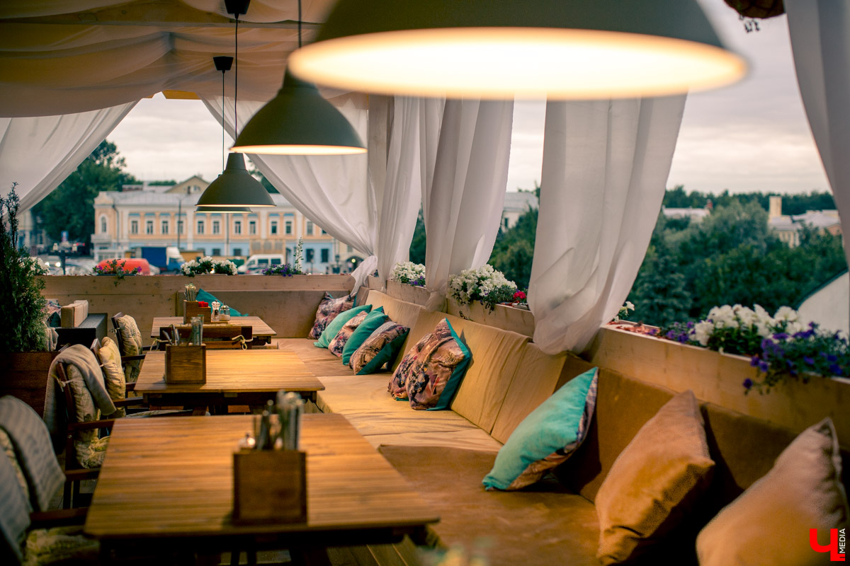 Блогеры посетили кафе Carlson Veranda и дали свою оценку кухне, персоналу и обстановке, а также насладились шикарным видом на закатное небо Владимира