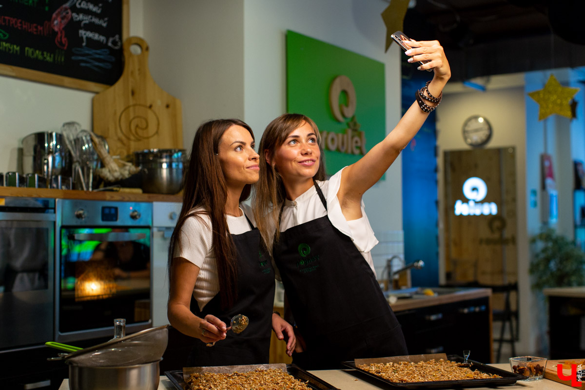 Наталья Лапшина и Анна Шигаева из группы VK “Современные мамы” готовят гранолу с шефом кулинарной студии Roulet Дмитрием Орловским