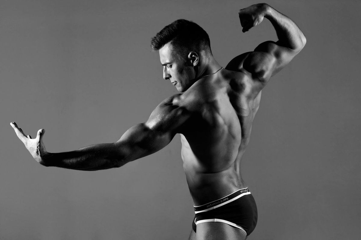 Александр Ломов, закончил ВлГУ и уехал в Москву учиться на медика. Параллельно он строит карьеру модели и актера, а еще снимается в рекламе