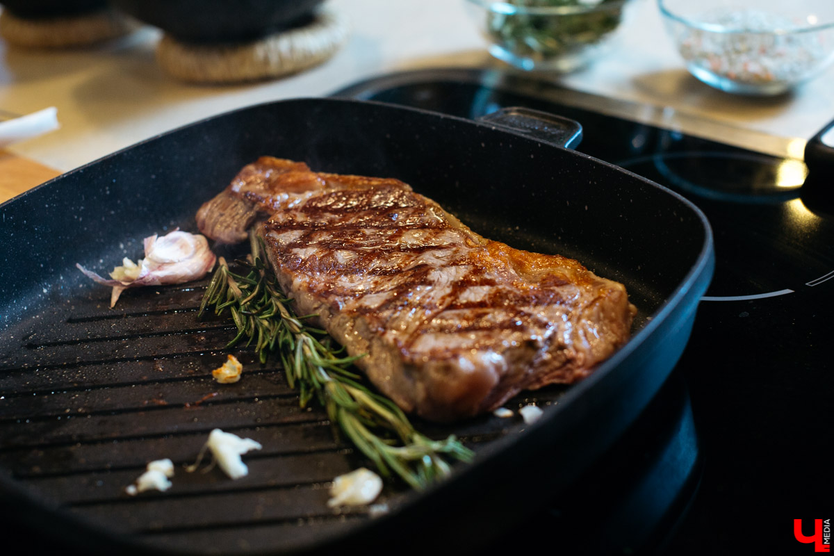 Готовим стейк стриплойн в студии Roulet вместе с шефом Дмитрием Орловским и диджеем Европы плюс Дмитрием Глазковым