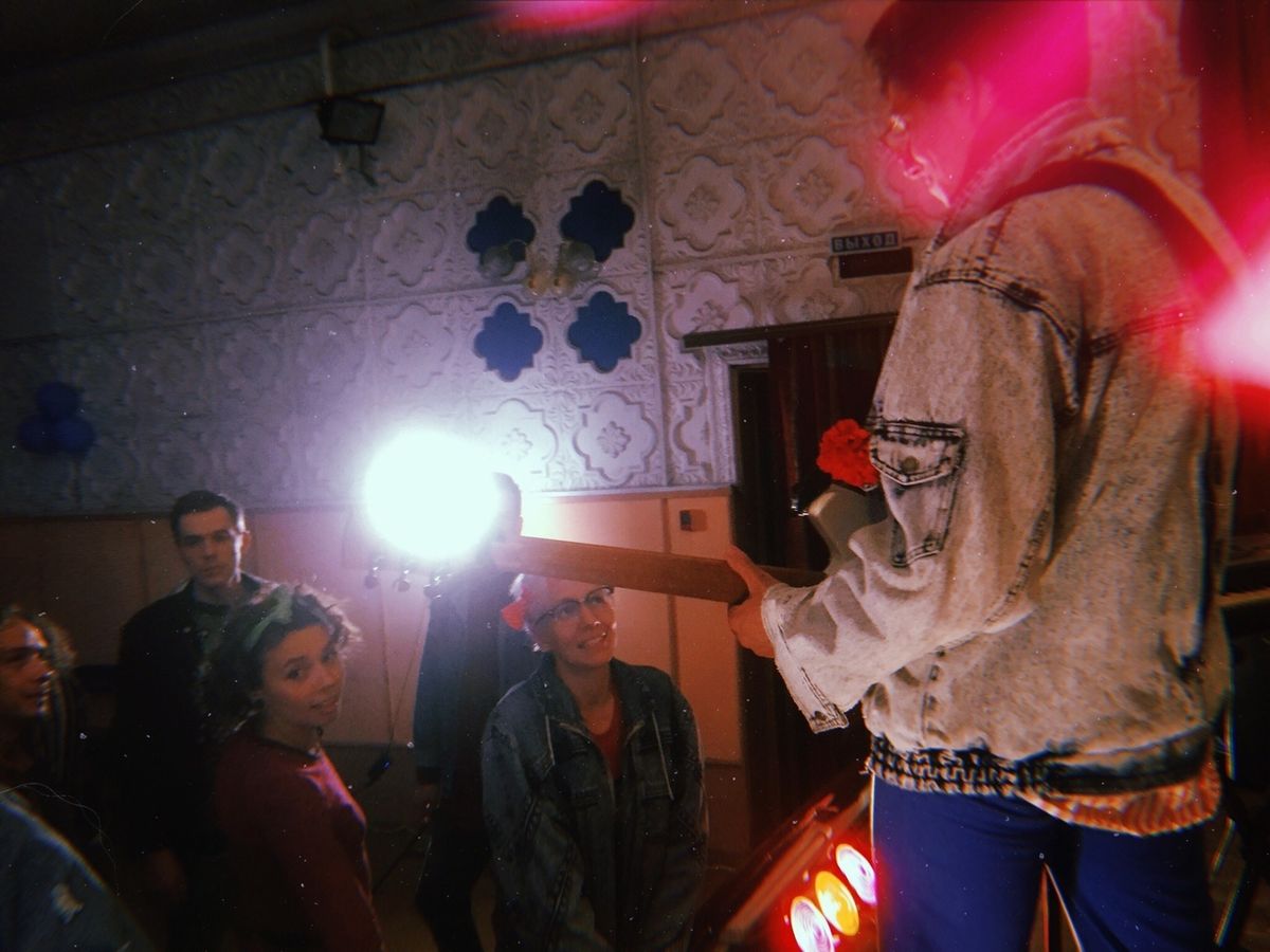 Группа “Море” сняла новый клип в “советском стиле”. 9-минутный ролик рассказывает историю о непредсказуемой женской природе. В съемках приняли участие порядка 40 человек