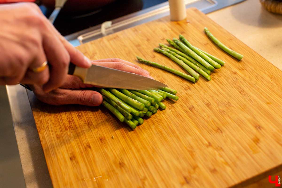 Шеф-повар Дмитрий Орловский открыл пловцу Сергею Сафонову вкус спаржи, рецепт быстрого приготовления лосося и секрет, как доставить удовольствие женщине