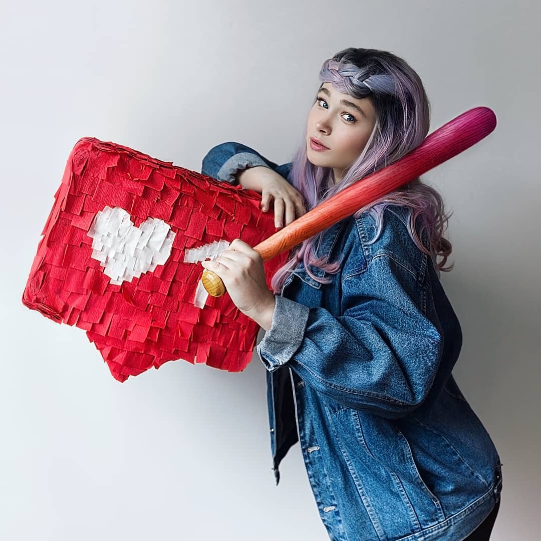 Популярная в «Инстаграм» косплеерша рассказала журналисту «Ключ-Медиа» о том, как создаются яркие фэнтезийные образы, сколько это отнимает времени и денег и приносит ли её аккаунт прибыль