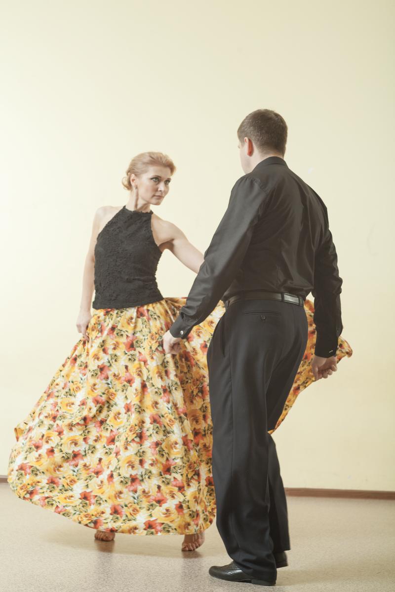 Он-хирург. Она-менеджер по персоналу. 5 лет назад они влюбились в танго и кардинально поменяли себя и свою жизнь. Первые, кто стал танцевать социальное танго во Владимире и даже открыли свой клуб