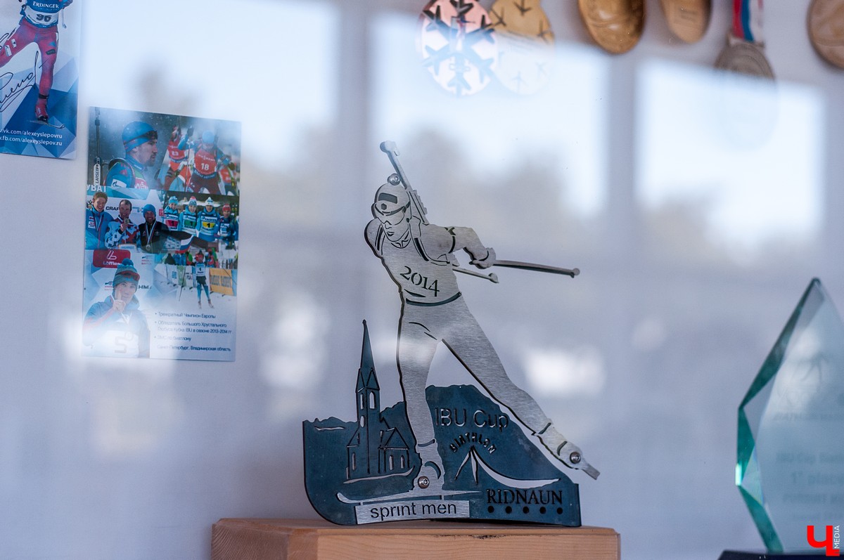 25 августа в городе открылся новый ледовый комплекс “Владимир”. На его открытие приехали известный советский хоккеист Александр Якушев и не менее известный художник Никас Сафронов