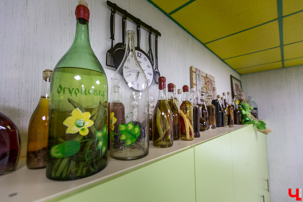 Журналист “Ключ-Медиа” отправилась на экскурсию в суздальский ресторан “Огурец” и узнала, как создавался дизайн интерьера этого заведения, какие самые необычные блюда входят в меню и где закупаются ингредиенты для них