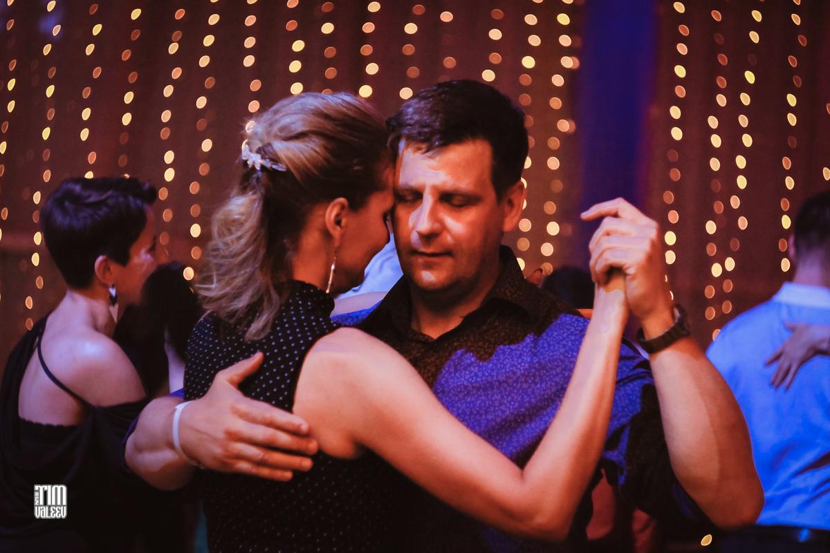 Он-хирург. Она-менеджер по персоналу. 5 лет назад они влюбились в танго и кардинально поменяли себя и свою жизнь. Первые, кто стал танцевать социальное танго во Владимире и даже открыли свой клуб