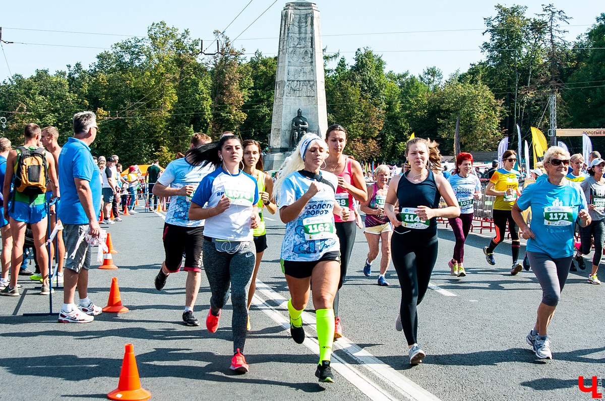 8 сентября во Владимире прошел 2-й полумарафон “Золотые ворота”. В нем приняли участие больше 5500 спортсменов из России, Германии, Мексики, Польши и Южной Африки. Победителей награждала фигуристка Ирина Слуцкая