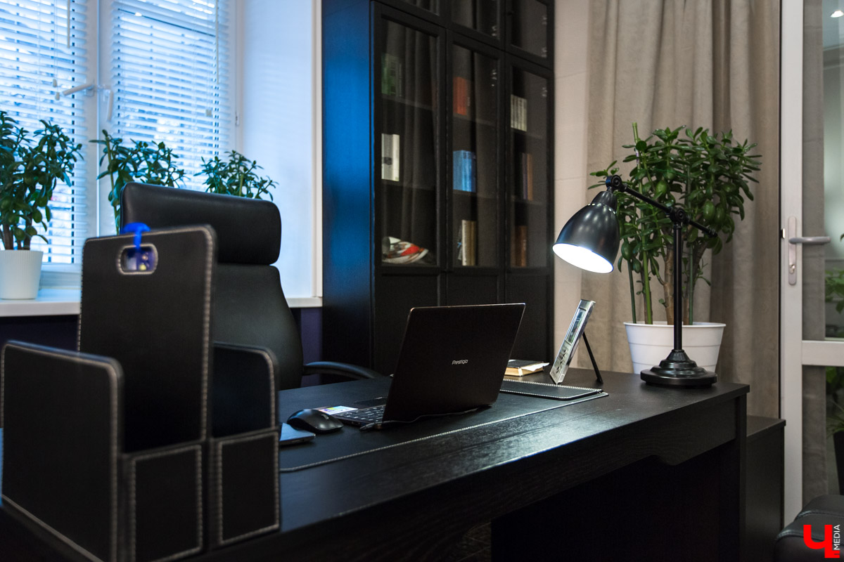 Продолжаем рубрику “Интерьер недели”. На днях мы заглянули в гости к Алексею Веденееву, адвокату, чей офис не похож на типичную юридическую контору