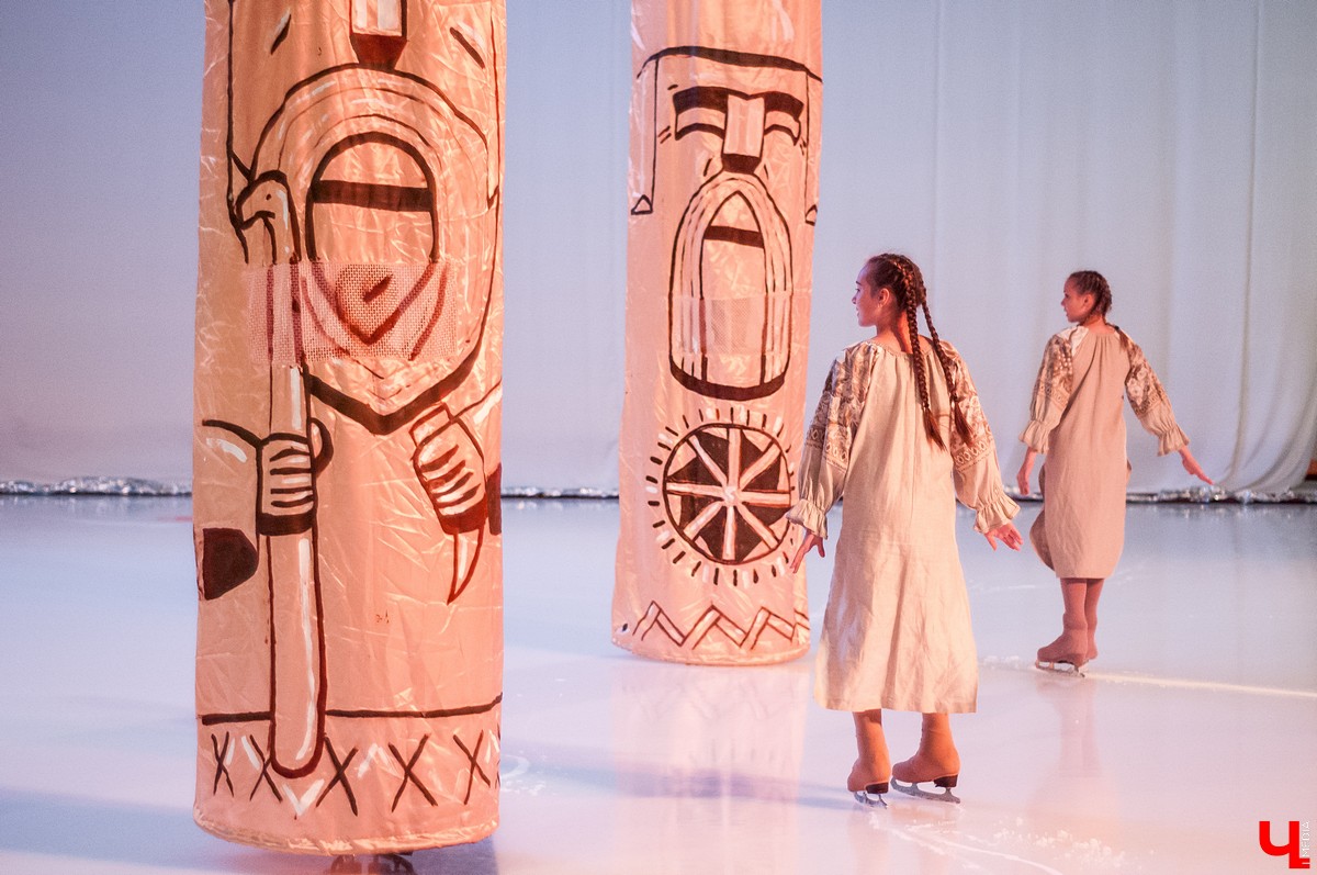 25 августа в городе открылся новый ледовый комплекс “Владимир”. На его открытие приехали известный советский хоккеист Александр Якушев и не менее известный художник Никас Сафронов