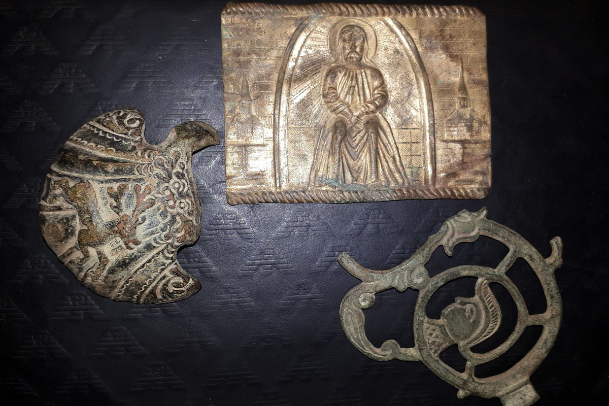 Гид Денис Лапин провел необычную экскурсию по Суздалю. Он показал журналисту Ключ-Медиа загадочные провалы, тайные подземелья и древние вещи, найденные местными жителями