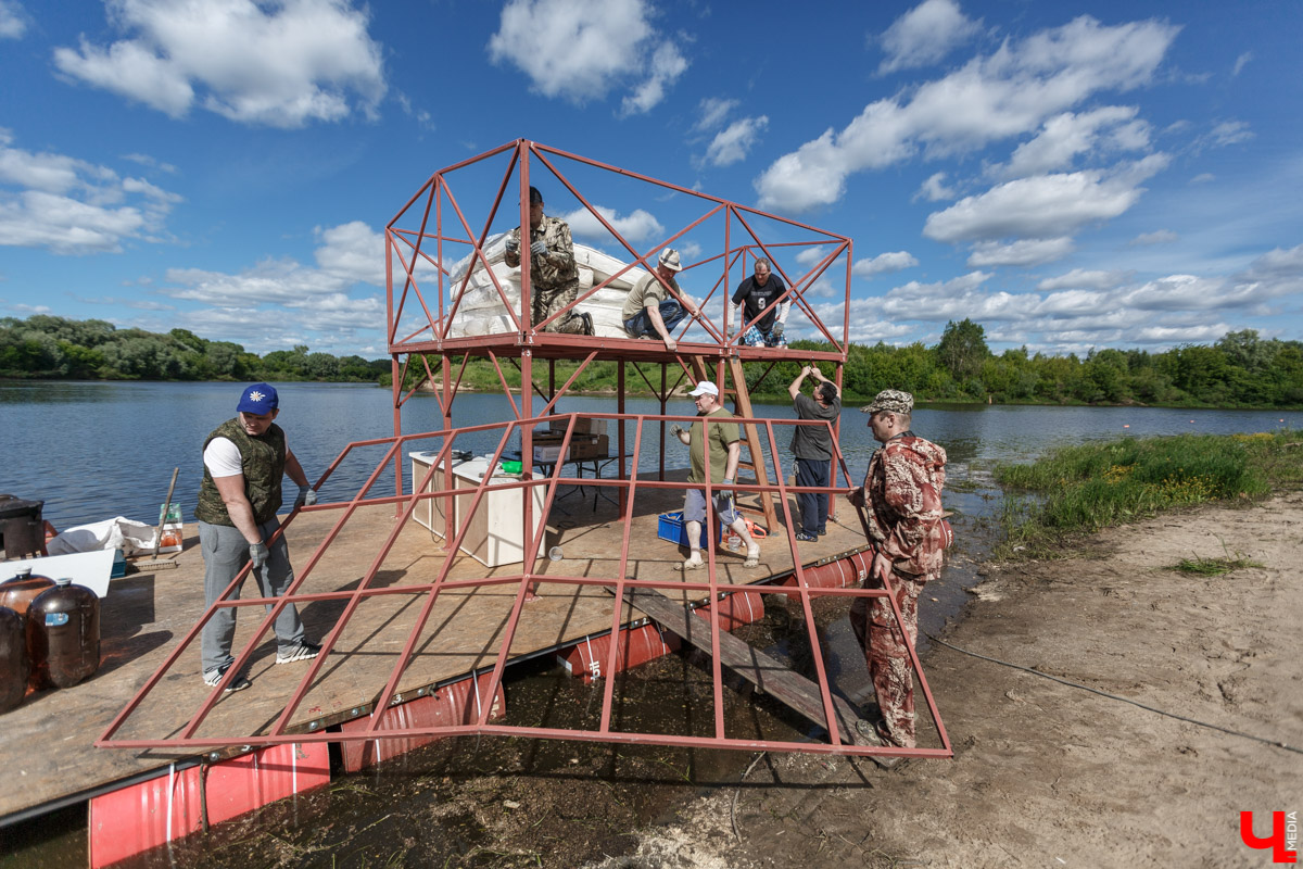 Двухэтажный плот во Владимире