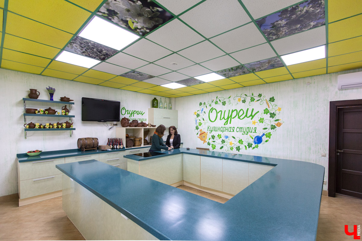 Журналист “Ключ-Медиа” отправилась на экскурсию в суздальский ресторан “Огурец” и узнала, как создавался дизайн интерьера этого заведения, какие самые необычные блюда входят в меню и где закупаются ингредиенты для них