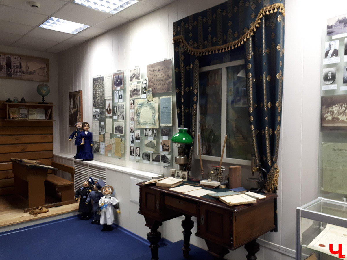 К началу нового учебного года 2018-2019 мы подготовили экскурс в историю владимирской системы образования. Чему учили 200 лет назад, что со временем менялось, и какими были школы в советские годы