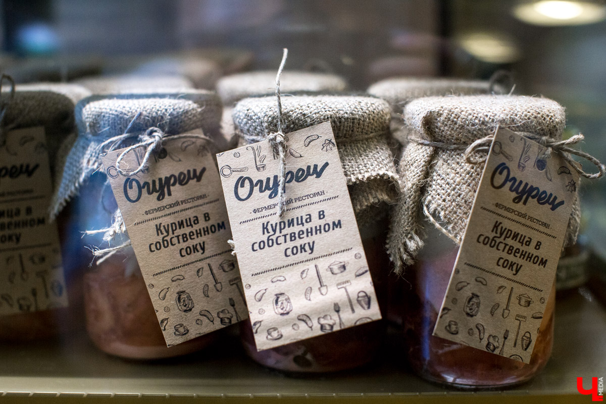 Журналист “Ключ-Медиа” отправилась на экскурсию в суздальский ресторан “Огурец” и узнала, как создавался дизайн интерьера этого заведения, какие самые необычные блюда входят в меню и где закупаются ингредиенты для них